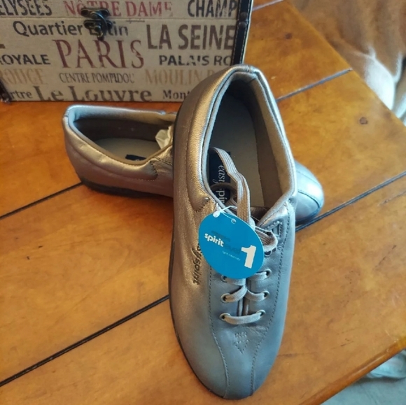NEW | EASY SPIRIT | WALKING SHOES | SZ 9 - Picture 3 of 11